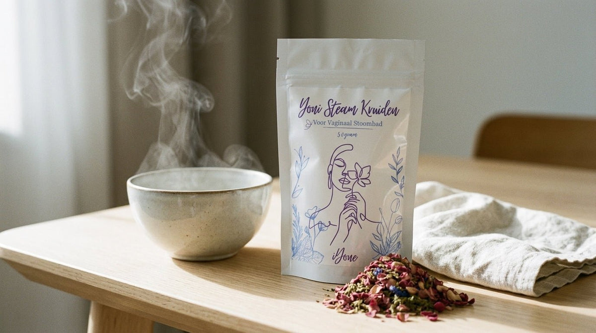 Yoni Steam Kruiden zakje naast een dampende kom op een houten tafel