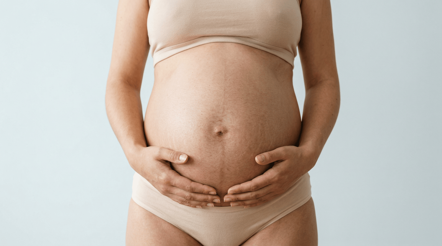 Vrouw omhelst zwangere buik, viert natuurlijke intieme selfcare en zelfvertrouwen zonder schaamte