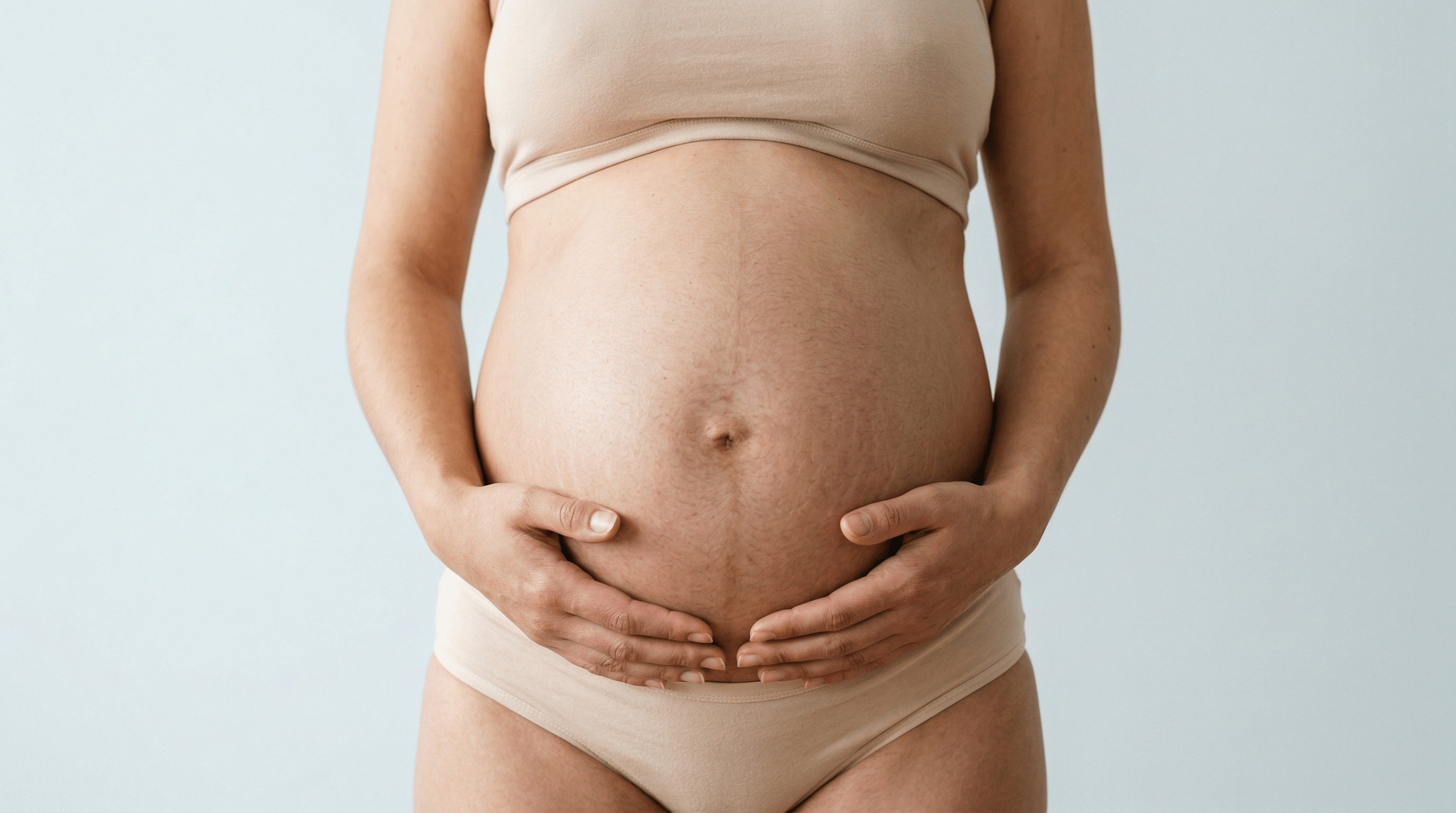 Vrouw omhelst zwangere buik, viert natuurlijke intieme selfcare en zelfvertrouwen zonder schaamte